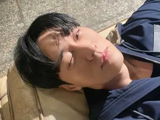 So Ji Sub, selain karismanya, juga meledak dengan sifat suka bermain-main... Kemampuan selfie-nya juga meningkat