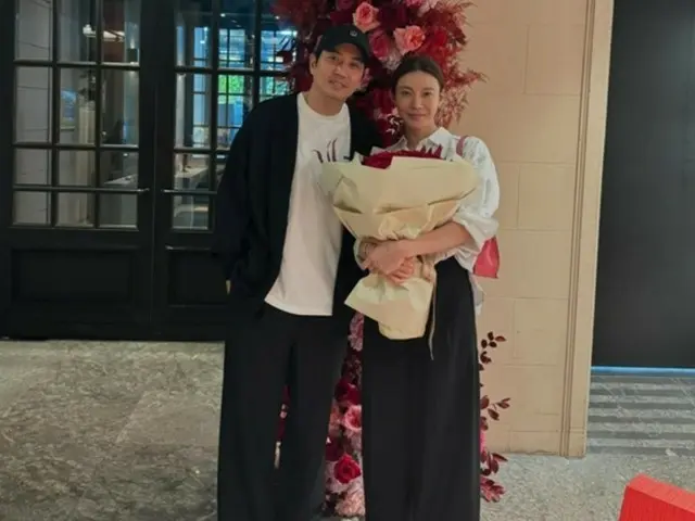 Aktris Cha Yeri-young ♥ Aktor Joo Sang-Wook rayakan ulang tahun pernikahan ke-8 mereka, "Suamiku selalu membuatku tertawa"