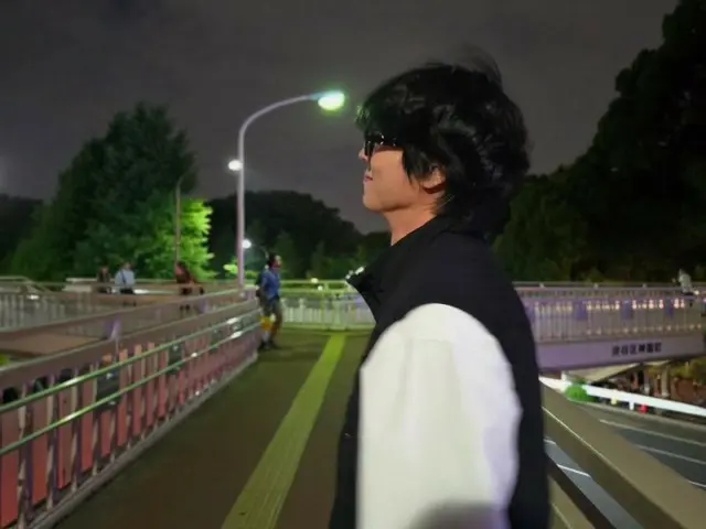 Aktor Choi Jeong Hyup berjalan-jalan di malam hari di Shibuya... momen tenang yang penuh dengan emosi