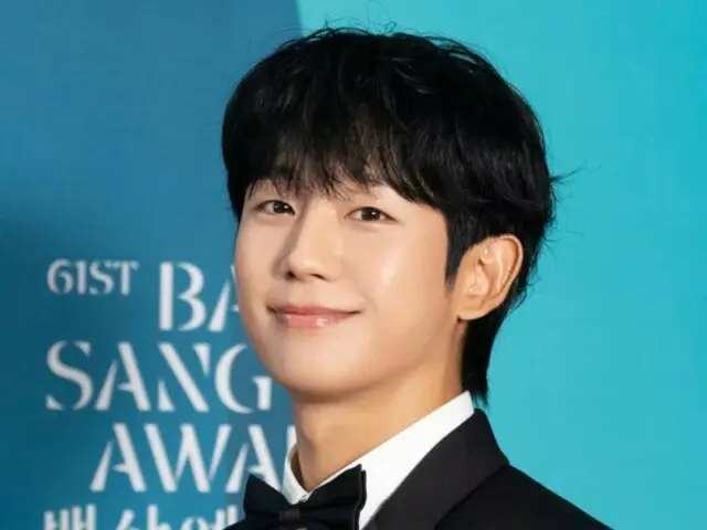 Jung HaeIn, aura pangeran yang sempurna... Dia tampak hebat dalam balutan tuksedo
