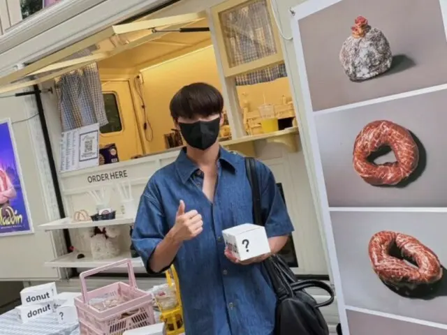 Jun Su (Xia) mengacungkan jempol seperti anak laki-laki... dia tampan bahkan ketika dia menyembunyikan segalanya