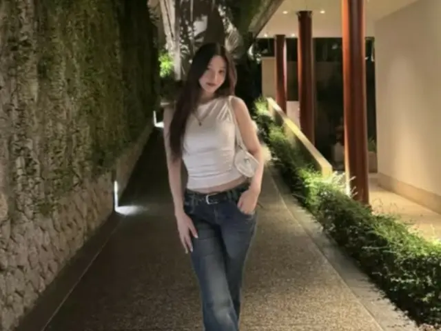 JOY Red Velvet, tampil memukau dengan tank top putih dan denim