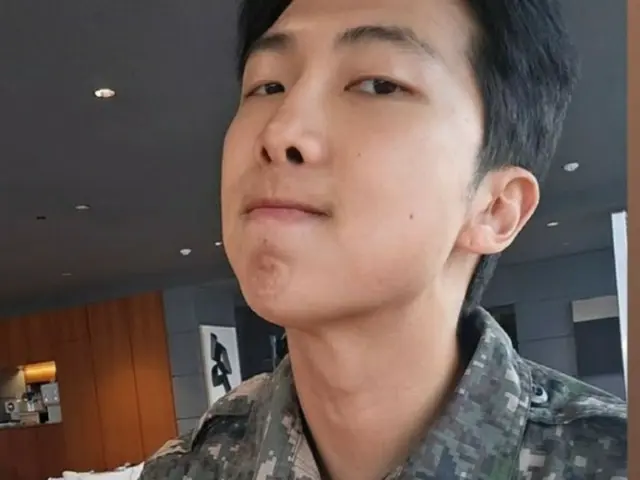 "RM BTS hampir selesai wamil," menyentuh hati penggemar dengan swafoto berseragam militer
