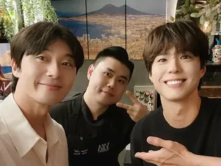 Park Seo Jun & Park BoGum bersama? Foto bersama koki Kwon SungJun, pemenang "Black and White Spoon" dan "Naples Mafia"