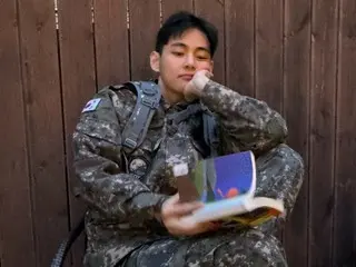 V BTS merilis foto-foto yang belum dirilis untuk memperingati keluarnya ia dari militer di Instagramnya!