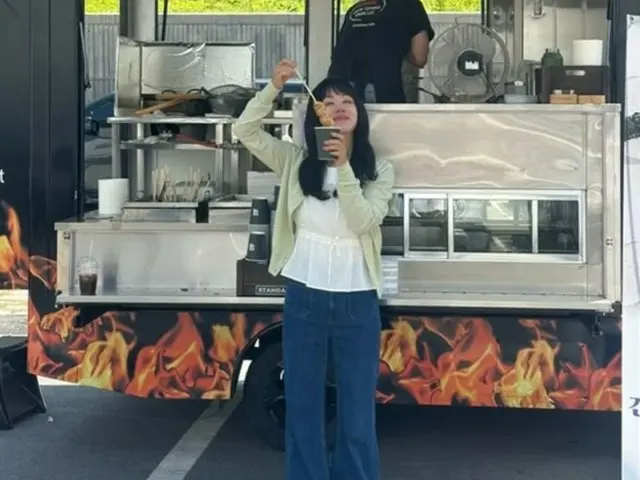Um Jung Hwa tersentuh dengan hadiah yang diterimanya dari Kim Hye Soo di lokasi syuting, "Berkatmu, aku bahagia"
