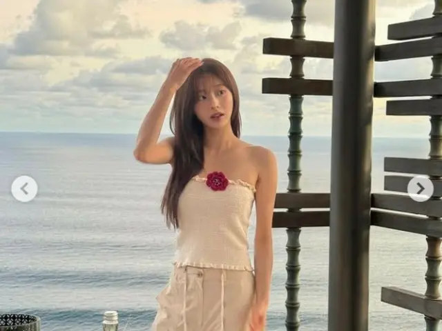 Penyanyi Chuu (Kim JiWoo), atasan tube top memperlihatkan bahunya... visual yang dewasa
