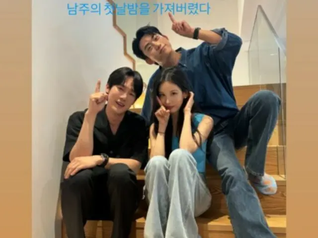 Tacyeon (2PM), Seohyun (Girls' Generation) & Yoo Young berpose imut di tangga