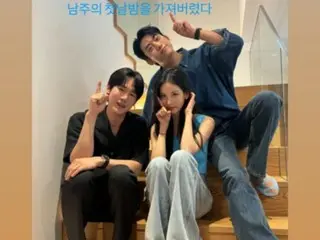 Tacyeon (2PM), Seohyun (Girls' Generation) & Yoo Young berpose imut di tangga