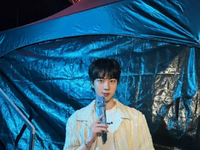 JIN BTS mengirimkan pesan cinta yang menyentuh hati kepada penggemar, "Aku mencintaimu"... J-HOPE: "Aku mencintaimu, JIN hyung"
