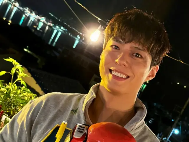 Aktor Park BoGum merilis foto ulang tahun... tersenyum sambil memegang kue sarung tinju