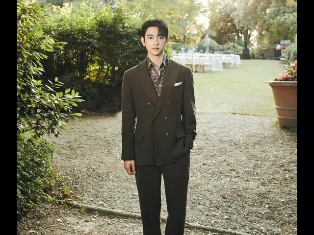 Jinyoung "GOT7", visual bak patung... Dia juga terlihat bagus saat mengenakan jas