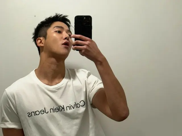 Ro Woon (SF9) memotong pendek rambutnya satu bulan sebelum wajib militer... Visualnya bersinar bahkan dengan rambut pendek