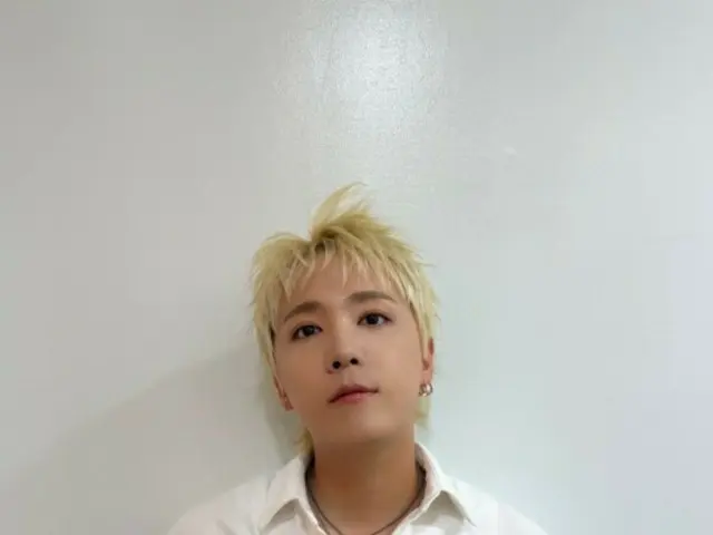 Honggi FTISLAND, pesona baru dengan rambut pirang pendek