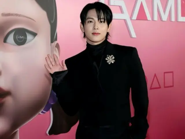 Yim Siwan memancarkan karisma dalam balutan serba hitam