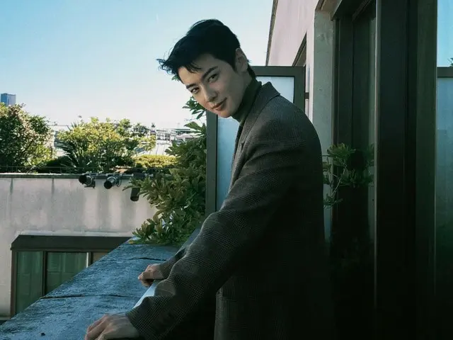 Cha Eun Woo ASTRO, kedalaman tatapannya yang tenang di suatu malam musim panas