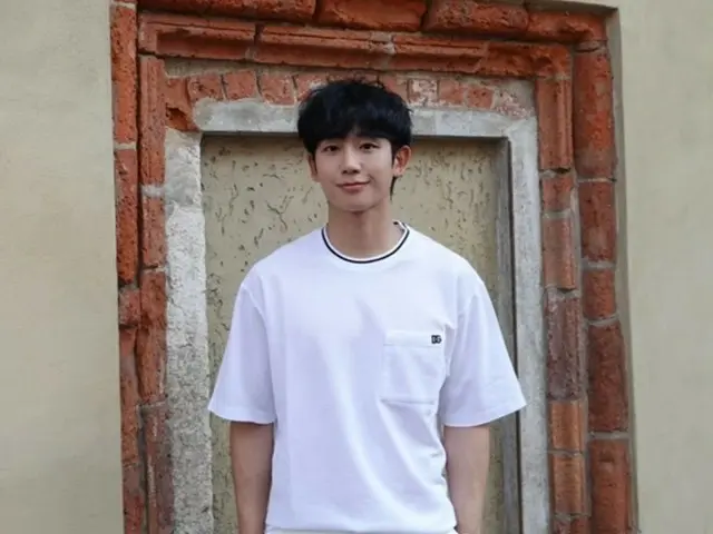 Jung Hae-in memamerkan visual terbaiknya dalam pakaian serba putih