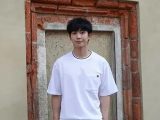 Jung Hae-in memamerkan visual terbaiknya dalam pakaian serba putih