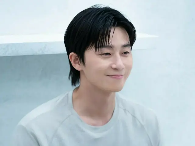 Park Seo Jun, perhatian terfokus pada senyum yang menyegarkan... Potongan-potongan di balik layar dari pemotretan iklan terungkap