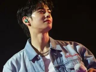 Cha Eun Woo ASTRO, bahkan keringat yang mengalir dari tubuhnya indah dan menyegarkan... Dia mengenakan busana denim dengan penuh gaya