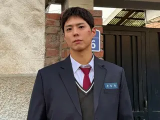 Aktor Park BoGum menjadi sorotan karena tampil menawan dalam balutan seragam meski usianya sudah 30-an