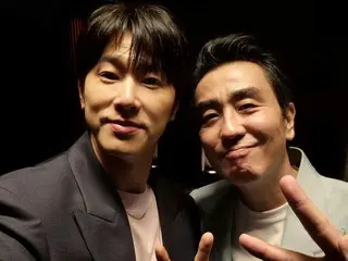 Yunho (U-KNOW) dari "TVXQ" mengambil foto kenangan yang mengharukan bersama para pemain...Di balik layar dari presentasi produksi "Pine Outlaws" (dengan video)