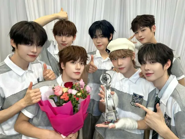 "CLOSE YOUR EYES" juga menduduki peringkat pertama di "Music Bank"... Pencapaian tiga mahkota acara musik "Super cepat"