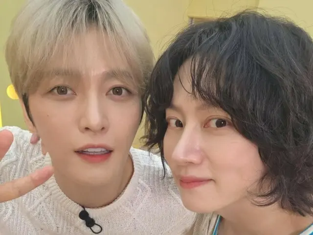 J-JUN dan Hicheol (SUPER JUNIOR) dalam foto yang indah... "Bintang Besar Semesta"