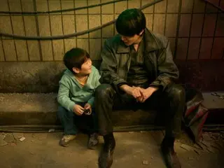 Potongan gambar di balik layar dirilis untuk film "From the Point of View of an Omniscient Reader"... Tatapan lembut Lee Min-ho terhadap aktor cilik