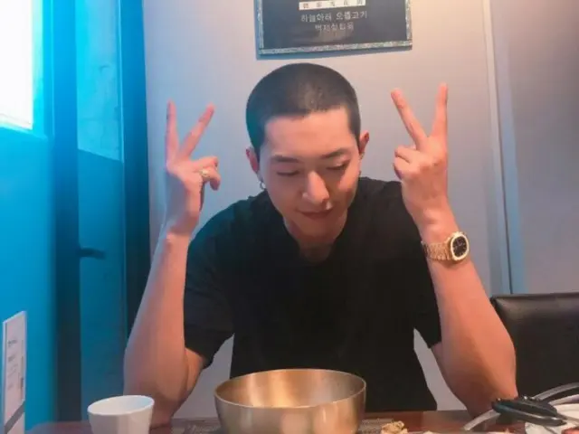 Lee Jeong Shin CNBLUE terkejut dengan kepalanya yang dicukur habis! "Hari ini adalah hari saya mendaftar wajib militer."