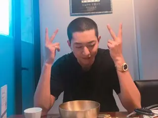 Lee Jeong Shin CNBLUE terkejut dengan kepalanya yang dicukur habis! "Hari ini adalah hari saya mendaftar wajib militer."