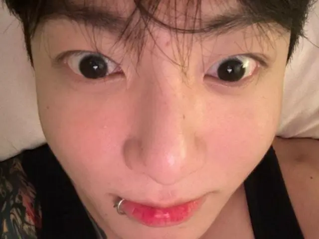 JUNG KOOK BTS berbagi kehidupan sehari-harinya dengan penampilan wajahnya yang seperti bayi... Bahunya dan tatonya seksi