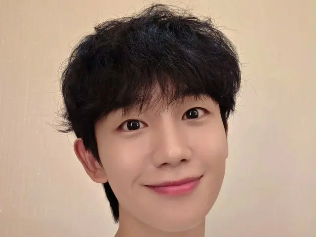 Aktor Jung HaeIn memamerkan visualnya yang memukau dan sempurna... Penampilan serba putih yang memukau