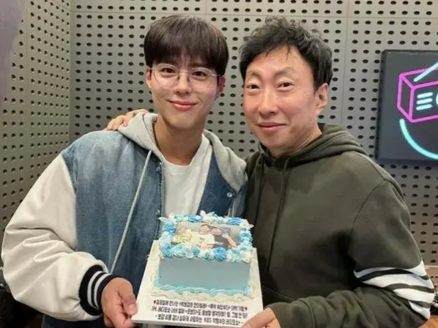 Komedian Park Myung Soo mengungkapkan rasa sayangnya kepada Park Bo Gum di acara radionya... "Mereka seperti keluarga, dia sangat keren" (Acara Radio)