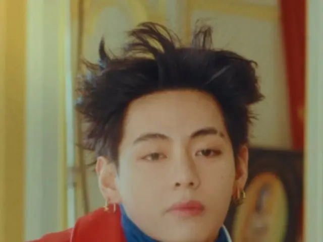 V BTS terlihat keren makan pisang dengan gaya rambut punk dan busana mewahnya! (Video disertakan)