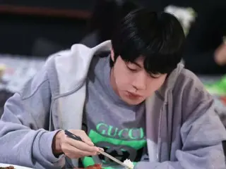 JIN BTS tetap keren seperti biasanya di London... Hanya melihatnya saja membuatmu tersenyum
