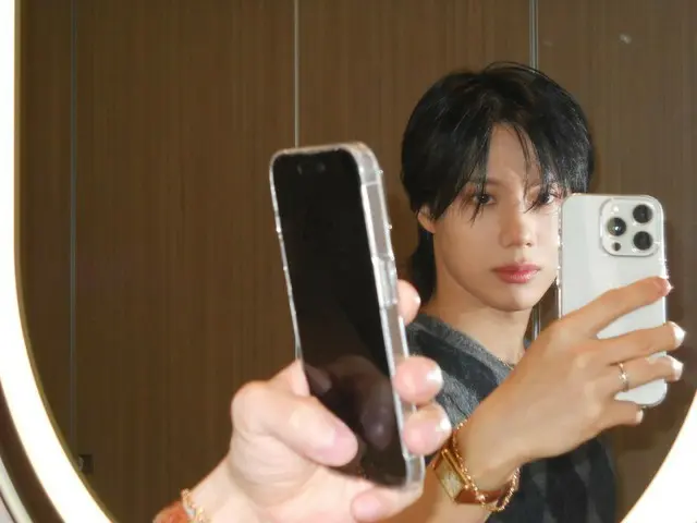 Taemin SHINee, "Melihat dirinya di cermin" - selfie sensual dari hari musim panas yang tenang