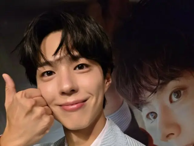 Tatapan hangat Park Bo Gum kepada penggemarnya... "Kapan pun, di mana pun, aku bersamamu"