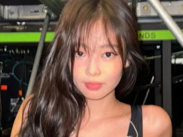 Visual Jennie BLACKPINK semakin bersinar dengan poni... Di balik layar konsernya di Milan