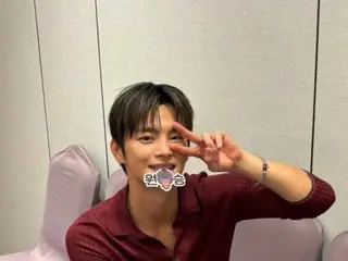 Seo In Gook berpose dengan papan nama karakter di mulutnya... Di balik layar presentasi produksi "TWELVE"
