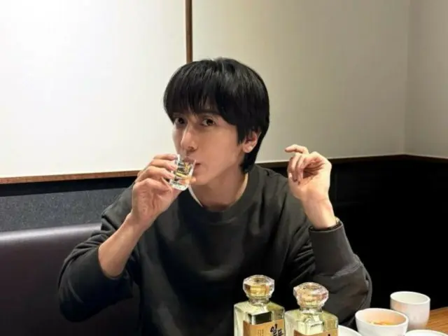 Jung Yong Hwa CNBLUE memamerkan pesona imutnya saat minum soju