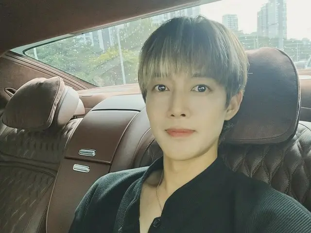 Kim Hyun Joo (Rida) bermain di lembah bersama anjingnya di tengah terik panas