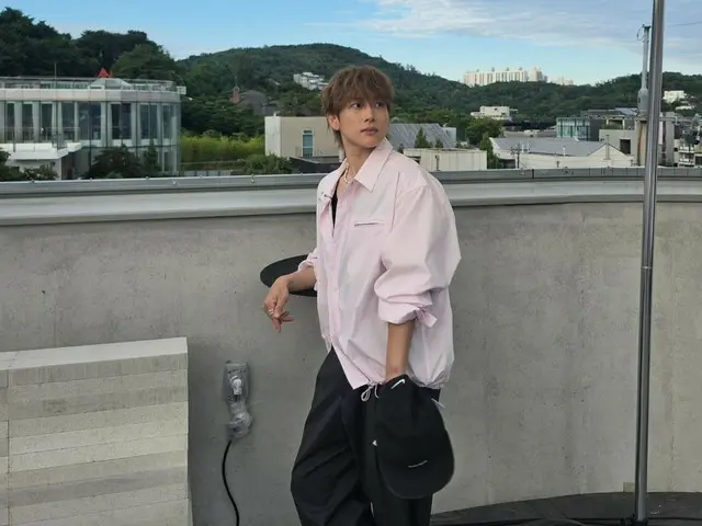 Yim Siwan berubah menjadi warna rambut cerah... Penampilan kekanak-kanakan yang cocok dengan kemeja merah muda