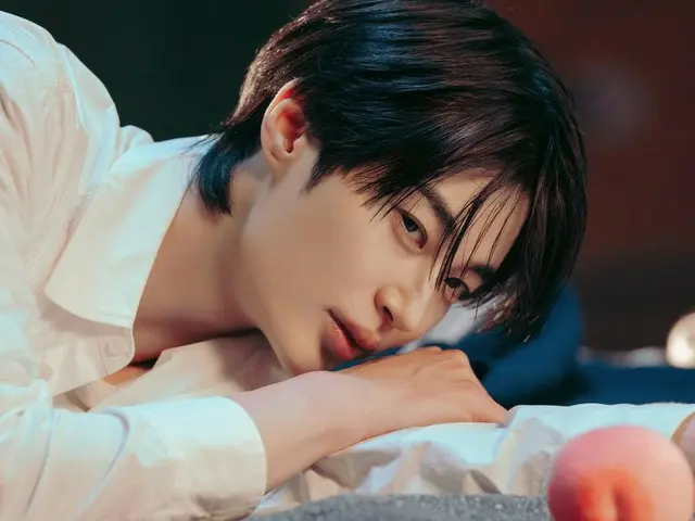 Aktor Byeon WooSeok mengungkapkan cuplikan di balik layar dari syuting iklannya... Meledak dengan pesona yang menyegarkan saat ia berpose dengan buah persik dan semangka