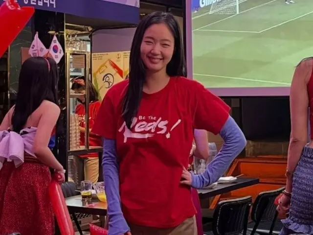 Kim Go-Eun bertransformasi menjadi Setan Merah tahun 2002... Saya hampir bisa mendengar "Taehamingut (Republik Korea)."
