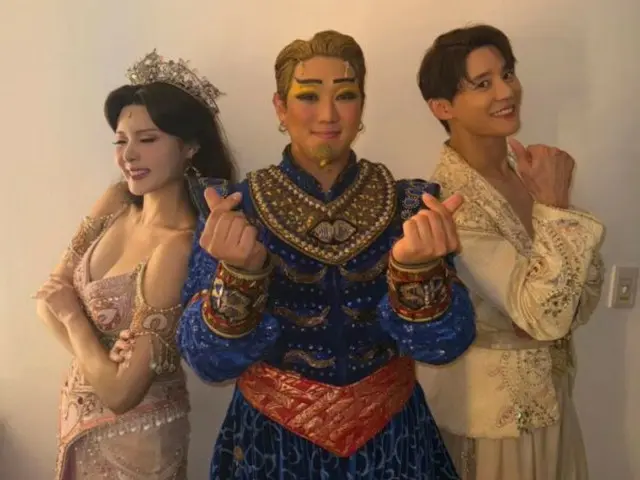 Kim Jun Su (Xia) berpose dengan lawan mainnya di "Aladdin", Jung Won Young dan Min Kyung Ah... "Ayo bertemu lagi suatu hari nanti"