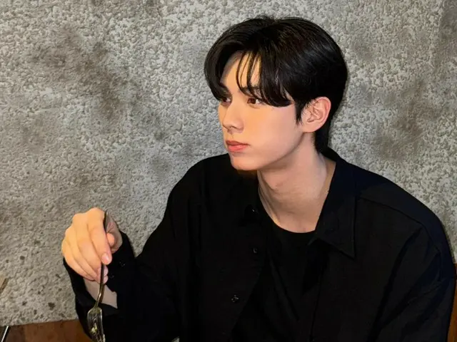 Aktor Lee ChaeMin, "visual spesial" yang terlihat seperti pria glamor dalam kehidupan sehari-harinya... Pria tampan yang akan membuat Anda menatap dengan takjub