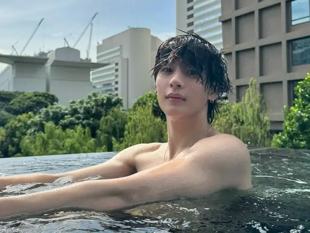 "RIIZE" Anton, seorang mantan perenang kompetitif, memiliki penampilan yang sopan bahkan di kolam renang... "Bisakah kamu berenang?"