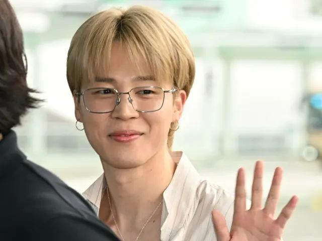 [Foto Bandara] JIMIN BTS menuju Paris dengan senyum segar di pagi hari