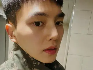 Aktor Song Kang memperbarui Instagram-nya untuk pertama kalinya dalam satu setengah tahun... Seragam militernya juga terlihat luar biasa